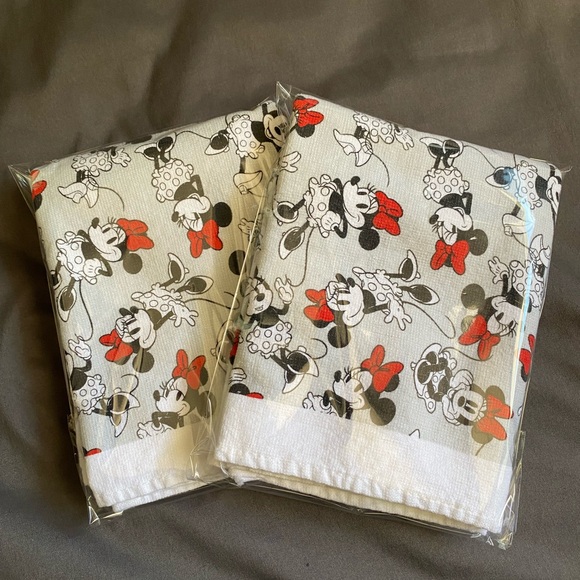 3/$20 Minnie Mouse hand/dish towels - Picture 6 of 8